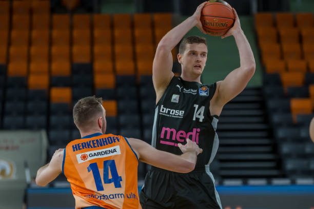 尤其是在进 尤其是在进